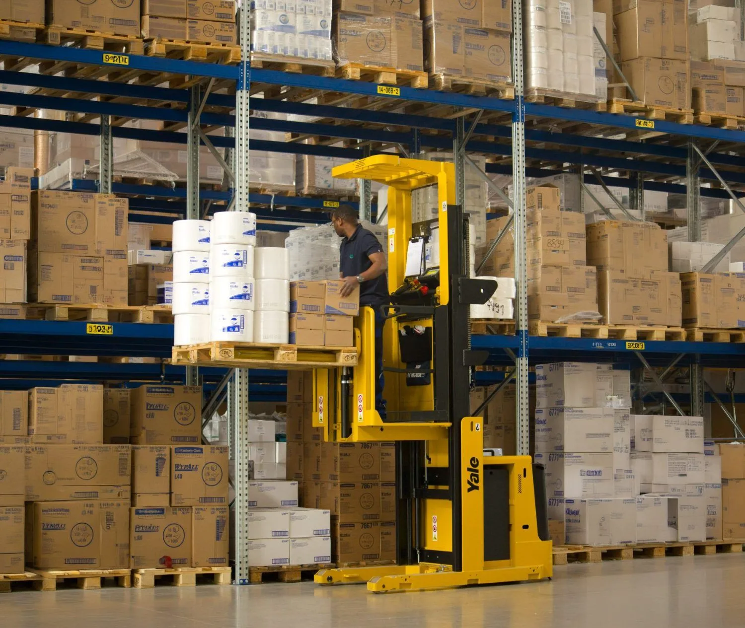 Préparation de commandes en entrepôt avec un chariot Yale