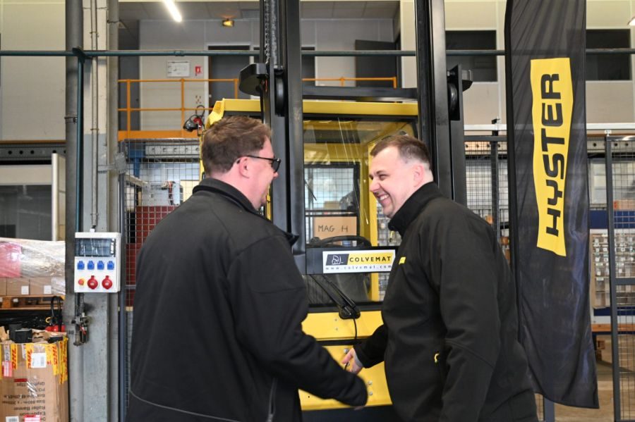 Deux collaborateurs Colvemat échangent devant un chariot Hyster