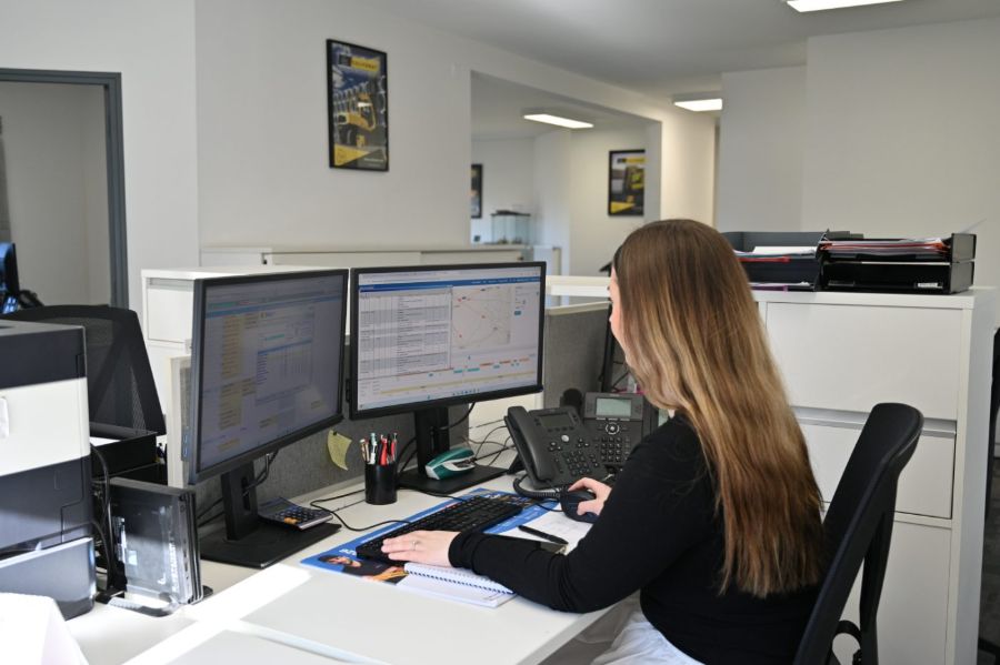 Une collaboratrice Colvemat gère un dossier sur son poste de travail