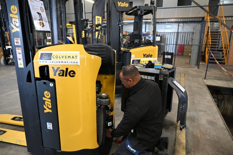 Un technicien Colvemat intervient sur un chariot Yale